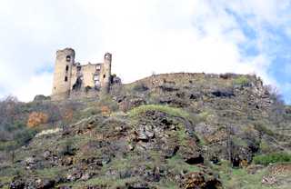 vue du chateau de aurouze  de la commune de massiac