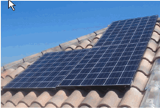 panneaux solaires posés sur le toit