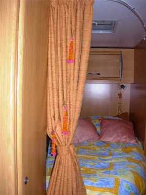 montage des rideaux pour la chambre d'un campingcar 7